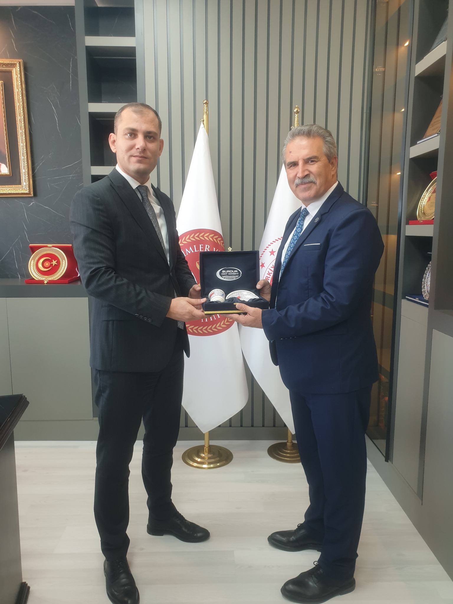 BURDUR KENT KONSEYİ İLİMİZE YENİ ATANAN BURDUR CUMHURİYET BAŞSAVCISI SN. HARUN ÜNLÜSOY' u MAKAMINDA ZİYARET ETTİ. 17.09.2025 Çarşamba günü saat 11.00'da Burdur Kent Konseyi olarak; Burdur Cumhuriyet Başsavcımız Sn. Harun ÜNLÜSOY' u makamında ziyar