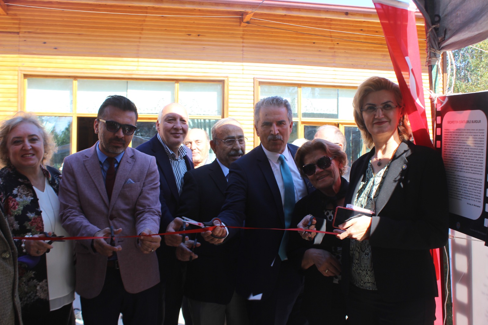 13.10.2023 Cuma günü Cumhuriyetin Kuruluşunun 100’üncü Yıldönümü münasebetiyle İstasyon Parkta, Burdur Belediyesi, Burdur Kent Konseyi ve Burdur Araştırmacı Yazarlar ve Şairler Derneğince hazırlanan ''Dünden Bugüne Burdur Sergisi'' düzenlenen törenle hal
