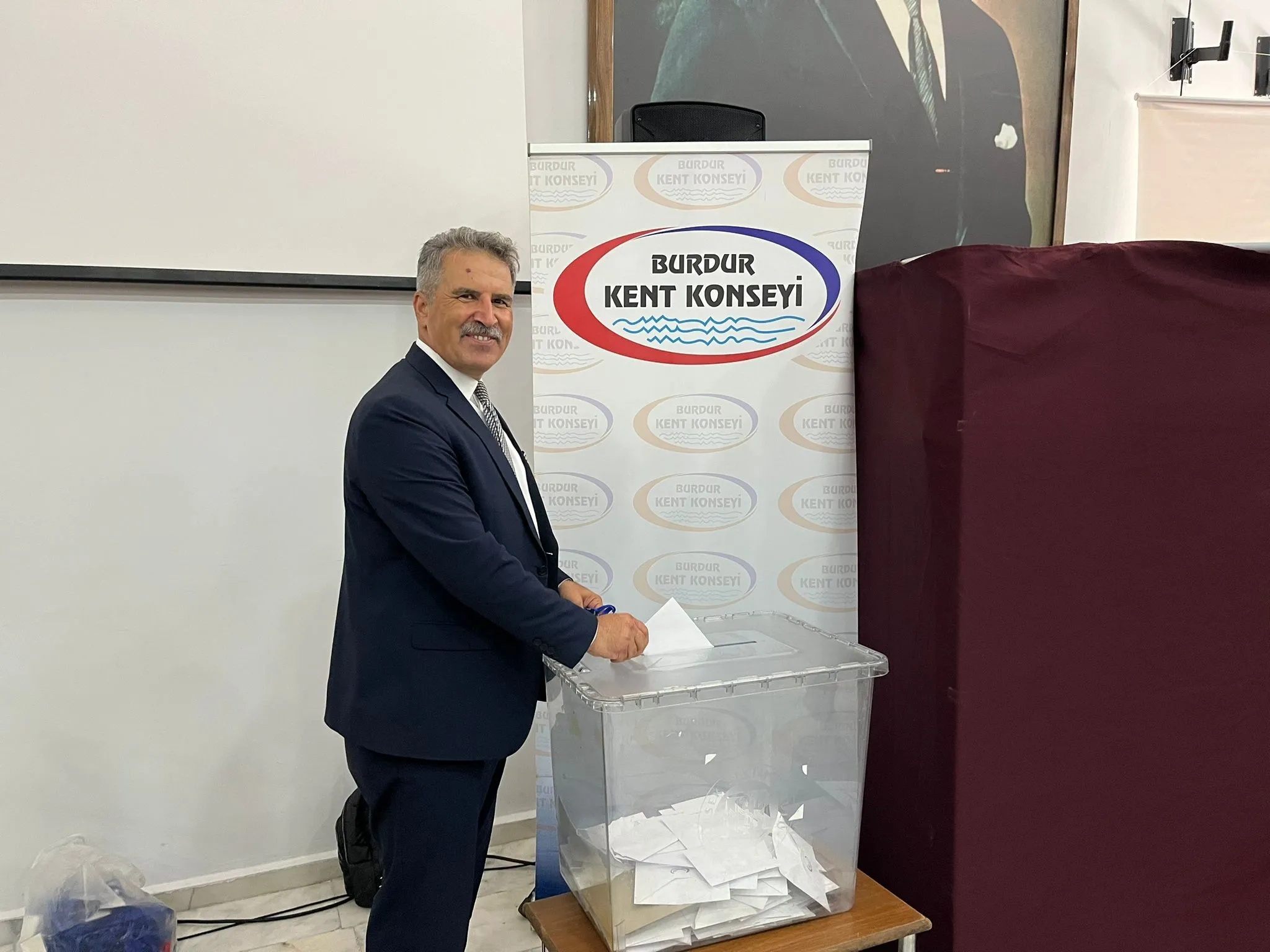 BURDUR KENT KONSEYİ BAŞKANI ORHAN AKIN GÜVEN TAZELEDİ...