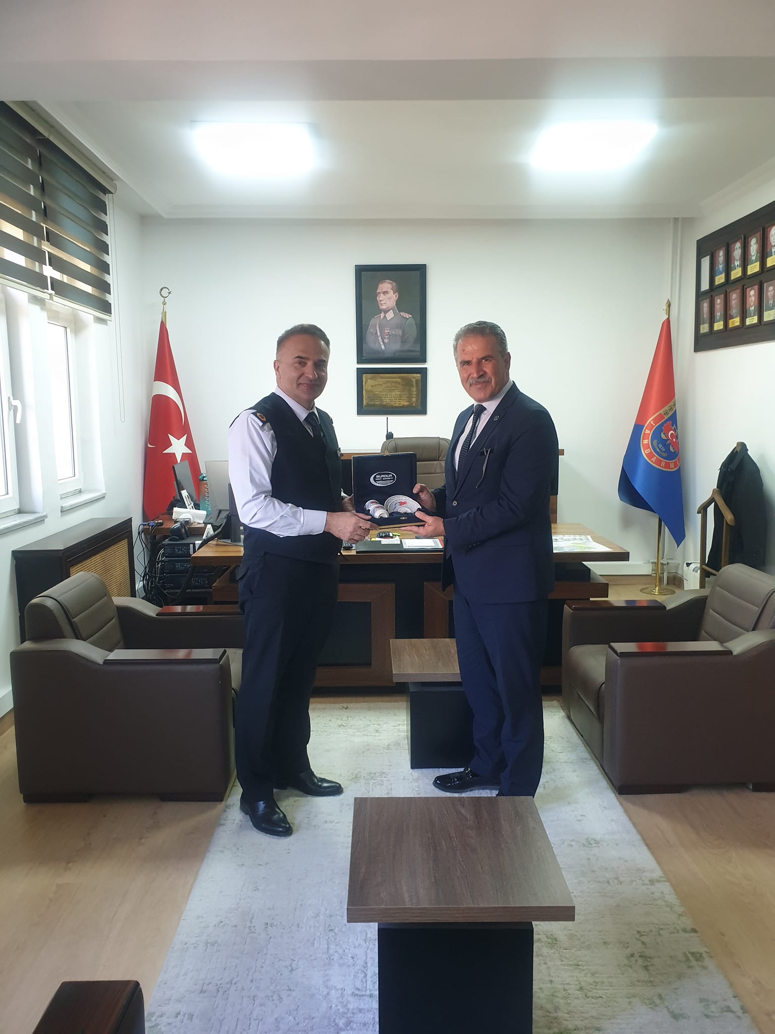 Burdur Kent Konseyi olarak; 22.10.2024 saat 13.30' da İl Jandarma Kıdemli Albay Mehmet BALCI' yı makamında ziyaret ettik.