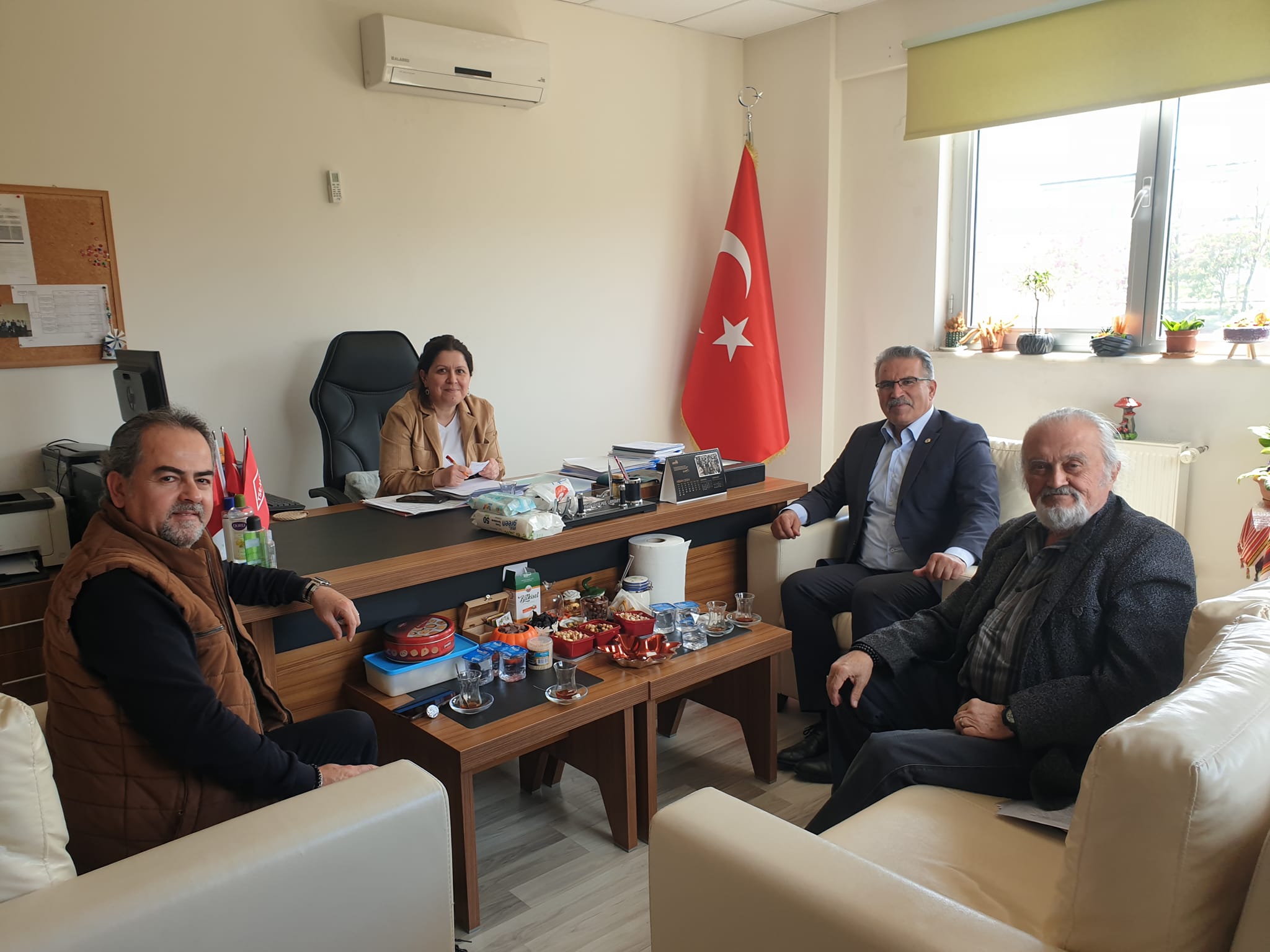 13.05.2024 Pazartesi günü Kent Konseyi olarak; gündemimize aldığımız Burdur'umuz için özellikle halkımızın sağlığını tehdit edercesine elzem bir sorun haline gelen Burdur Gölünün kuruyan tabanından kalkan toz aşımı için, konuyla ilgili üniversitemiz Makü