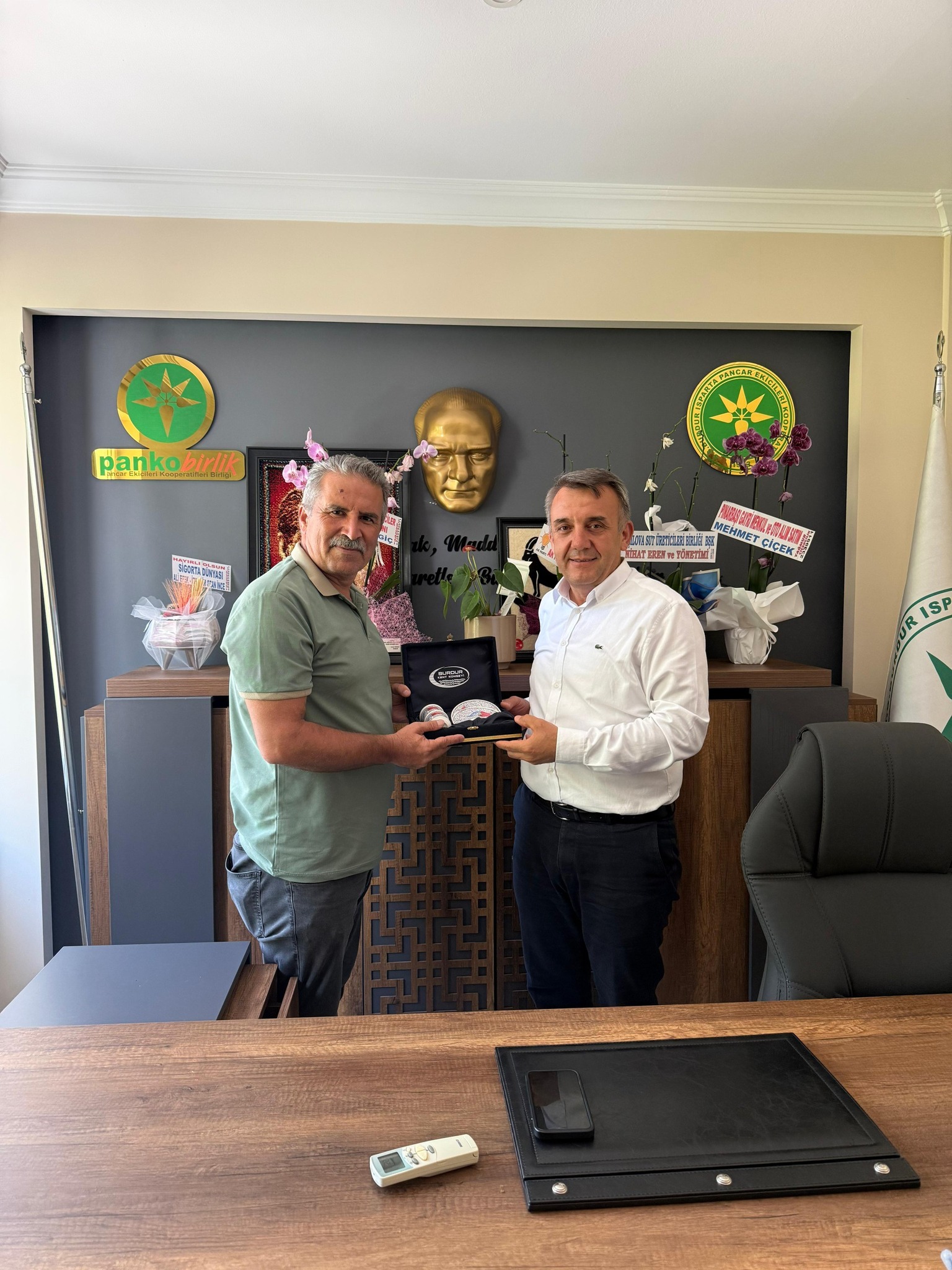 BURDUR KENT KONSEYİ'NDEN BURDUR-ISPARTA PANCAR EKİCİLERİ KOOPERATİFİ'NE HAYIRLI OLSUN ZİYARETİ 24.07.2025 Perşembe günü saat 14.00' da Burdur Kent Konseyi olarak; 16 Haziran 2025 tarihinde gerçekleştirilen ve Başkanlığa seçilen S.S. Burdur -